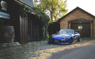 Blue sports car brick building - a brick building free wallpaper