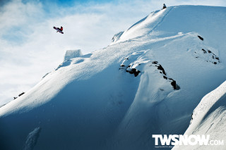Snowboarder jumping snowy mountain blue - a snowboard free wallpaper