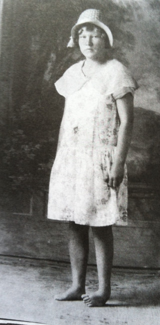 Young girl dress hat posing - a painting of a woman free wallpaper for mobile