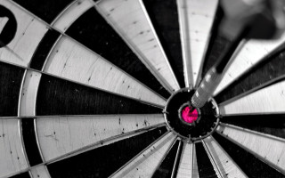 Dart red bulls eye black - objective abstraction free wallpaper