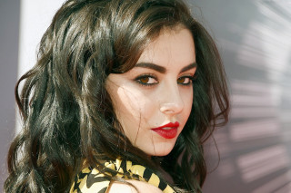 Woman darkhair redlipstick yellowblackdress redlipring - a red lip ring free wallpaper