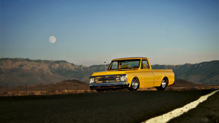 Yellow truck mountains fence full - a yellow truck free wallpaper