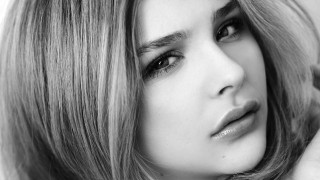 Woman long hair necklace posing 11 - long hair and a necklace free wallpaper