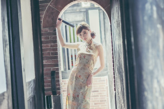 Woman dress bat doorway brick - chen lu free wallpaper