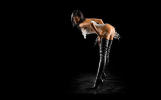 Woman high heels dark posing - a picture in the dark free wallpaper