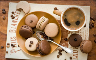 Macaroons coffee table napkin spoon - decadent free wallpaper