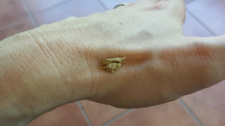 Person gold left hand right - alberto burri free wallpaper