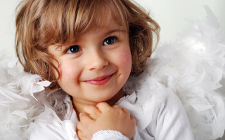Little girl white shirt feathers - white feather free wallpaper