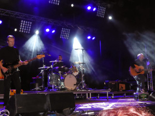 Band playing stage guitarist microphone - his hand free wallpaper