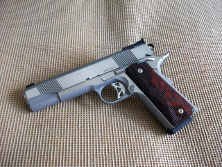 Gun cloth black handle red - a black handle free wallpaper