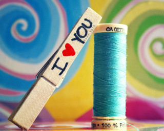 Spool thread wooden block heart - a word free wallpaper