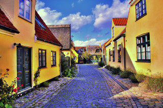 Cobblestone street yellow buildings red - a cobblestone street free wallpaper