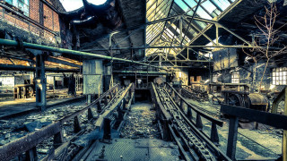 Old building windows rust clock - old building free wallpaper