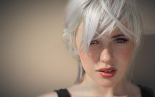 White hair black top blowing - freckle free wallpaper