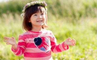 Little girl field hands out - chen jiru free wallpaper