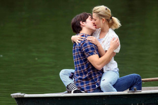 Man woman kissing boat lake 3 - clear eye free wallpaper