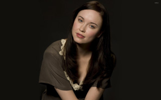 Woman longhair portrait blackbackground crossedarms - beatrice huntington free wallpaper for desktop