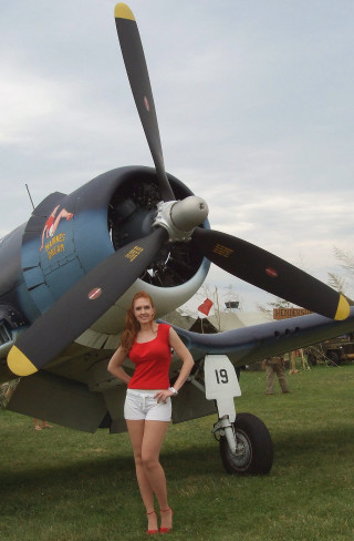 Woman plane grass field number - a field of grass free wallpaper for mobile