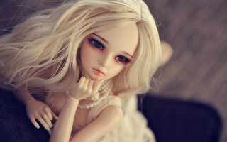 Blonde doll pearl necklace couch - a doll free wallpaper for desktop