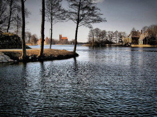 Lake house trees foreground background - a few house free wallpaper