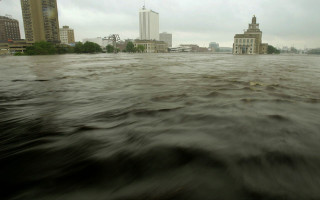 Large body of water buildings - free ship wallpaper for desktop