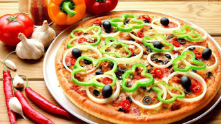 Pizza peppers onions table knife - a pizza free wallpaper