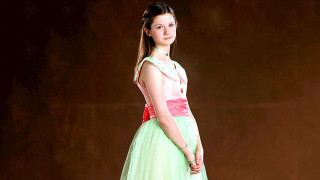 Woman green dress suitcase pose - a green dress free wallpaper