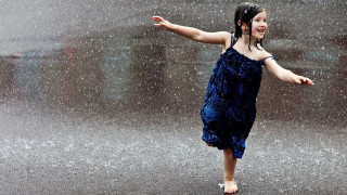 Little girl blue dress playing - a little girl free wallpaper