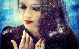 Woman blue eyes ring window - her finger free wallpaper