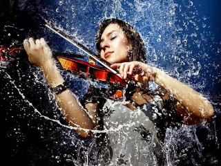 Woman playing violin water splashing - a violin free wallpaper