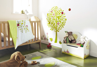 Childs room crib teddy bear - the wall free wallpaper