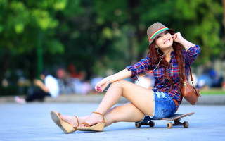 Woman skateboard sitting legs crossed - her hat free wallpaper