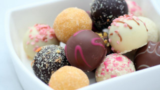 White bowl filled assorted chocolates - chocolate free wallpaper