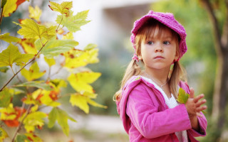 Little girl pink hat holding - a little girl free wallpaper for desktop