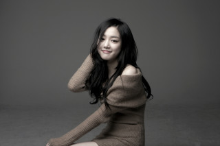 Woman sitting ground posing legs - choi buk free wallpaper