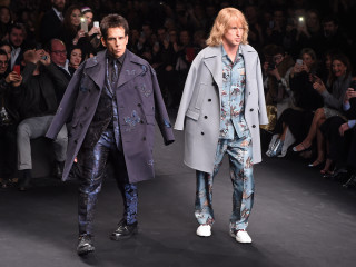 Couple walking runway crowd cameras - maximalism free wallpaper