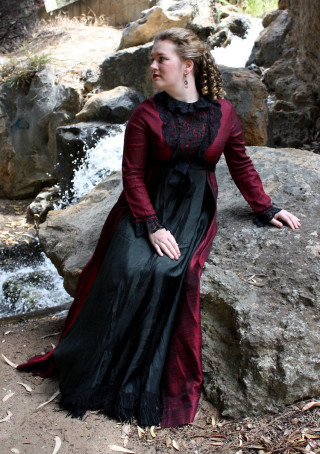 Woman long dress sitting rock - pre free wallpaper