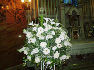 Bouquet white flowers church setting - baroque free wallpaper