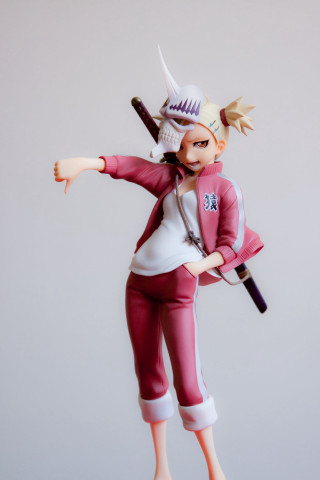 Woman figurine hat sword pink - dynamic free wallpaper for mobile