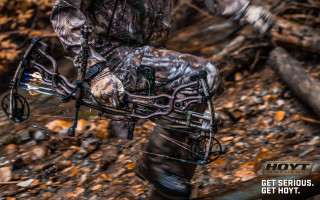 Camouflage man forest bow arrow - motion blur free wallpaper