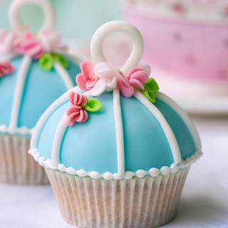 Cupcake closeup bow top decoration - free happy birthday wallpaper for tablet