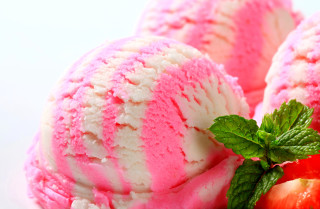 Strawberry ice cream with strawberry - a strawberry free wallpaper