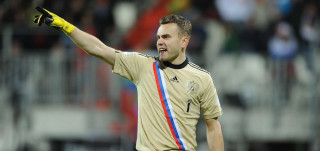 Soccer player yellow glove holding - a soccer player free wallpaper