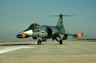 Fighter jet airport runway sky 2 - top of an airport runway free wallpaper