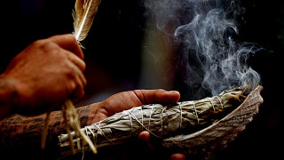 Person holding feather pipe smoke - a feather free wallpaper