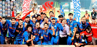 Men trophy crowd field celebration - official medium free wallpaper