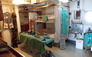 Bunkbed table greencloth metalrack clothes - clothes free wallpaper