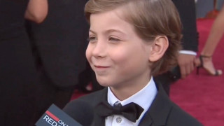 Boy tuxedo microphone smile redcarpet - free gaming wallpaper for desktop