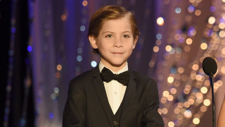 Young boy tuxedo microphone stage - free christmas wallpaper for desktop