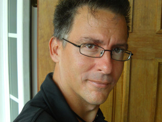 Man glasses black shirt smiling - alexis grimou free wallpaper